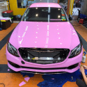 Mercedes podczas aplikownia folii ppf do zmiany koloru. Samochód w całości pokryty folią ppf w kolorze różowy metalik.