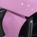 Zbliżenie na sktrukturę folii aplikowaniej na samochodzie. Chroma guard - różowy metalik.