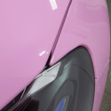 Zbliżenie na maskę i błotnik. Widok folii ppf, która zmieniła kolor samochodu na różowy metalik.
