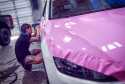 Specjalista aplikuję folię na samochodzie. Dzięki folii 100% tpu ppf auto zmieni również kolor na różowy metalik.