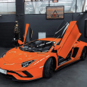 Lamborghini w całości zabezpieczone folią ppf w kolorze pomarańczowym z wykończeniem w połysku.