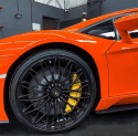 Lamborghini i zbliżenie na zaaplikowaną folię 100% tpu ppf w kolorze jasnej pomarańczy. Chroma guard - gswf.