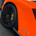 Zbliżenie na tylni błotnik Lamborghini. Samochód w całości pokryty folią od chroma guard w kolorze orange gloss.