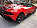 Ujęcie z boku na  Lamborghini spyder w całości pokryte folią ochronną do zmiany koloru. Crimson red gloss.