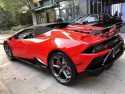 Widok na tylny błotnik Lamborghini spyder. Auto zabezpieczone folią chroma guard w kolorze czerwony metalik.