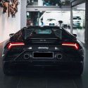 Widok na tył Lamborghini w czarnym kolorze foli ppf. Foli z linii chroma guard - deep black gloss.