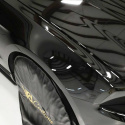 Zbliżenie na błotnik forda mustanga i folię chroma guard w kolorze czarnym - deep black gloss.