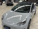 Tesla zaparkowna na hali w zmienionym kolorze lakieru - light grey gloss - chroma guard.