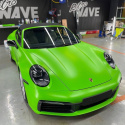 Porsche w całości pokryte folią do zmiany kolorów. Folia ppf w kolorze zielony metalik z wykończeniem satynowym.