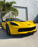 Front corvette. Samochód w całości zabezpieczony folią 100% tpu ppf w kolorze satin sunshine yellow.
