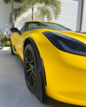 Zbliżenie na błotnik corvette w kolorze żółty metalik w wykończeniu satynowym. Folia gswf 100% tpu ppf.
