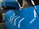 Zbliżenie na błotnik. Nissan skyline w całości zabezpieczony folią ppf 100% tpu w kolorze niebieski połysk.