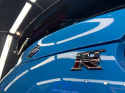Zbliżenie bagażnik. Nissan skyline gtr w całości zabezpieczony folią ppf 100% tpu w kolorze niebieski połysk.