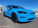 Tesla w kolorze sky blue z linii chroma guard. 100% tpu i ochrona lakieru.
