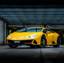 Lamborghini i ujęcie w hali. Samochód w całości zabezpieczony folią ppf w kolorze sunshine yellow gloss.