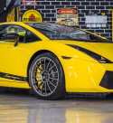 Zbliżenie na prawy bok Lamborghini  i położoną na nim folię ochronną w kolorze żółty metalik.