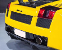 Zbliżenie na tył Lamborghini. Widok folii 100% tpu ppf od chroma guard w kolorze żółty metalik.