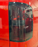 Zdjęcie przedstawia zabepieczoną i przyciemnioną lampę tylną w pickupie. Folia z linii gswf smoke.
